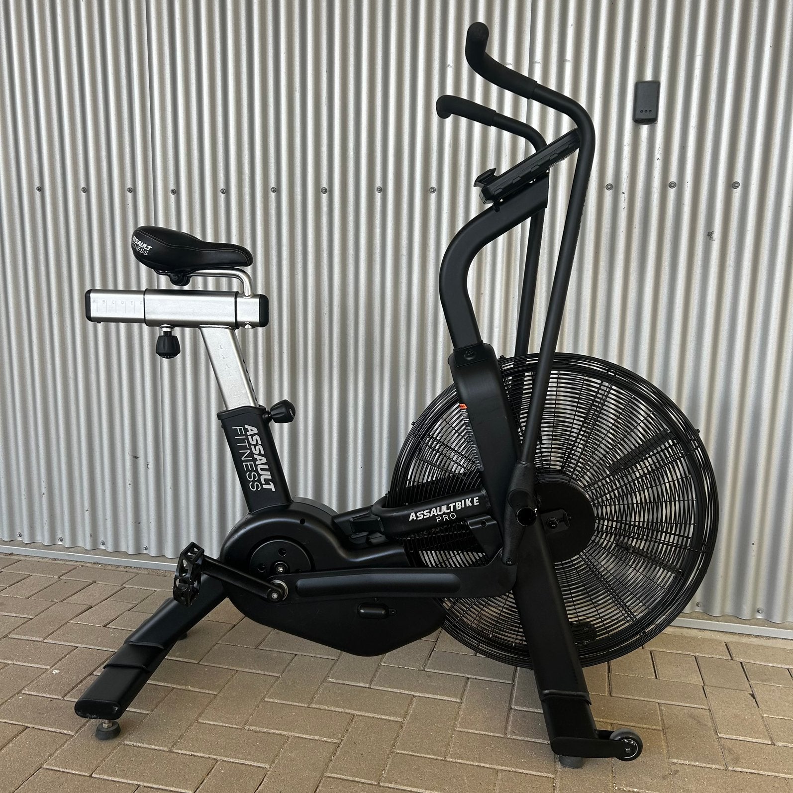 Assault airbike PRO crossfit HIIT Hyrox hometrainer cardio, Sport en Fitness, Ophalen, Zo goed als nieuw, Armen