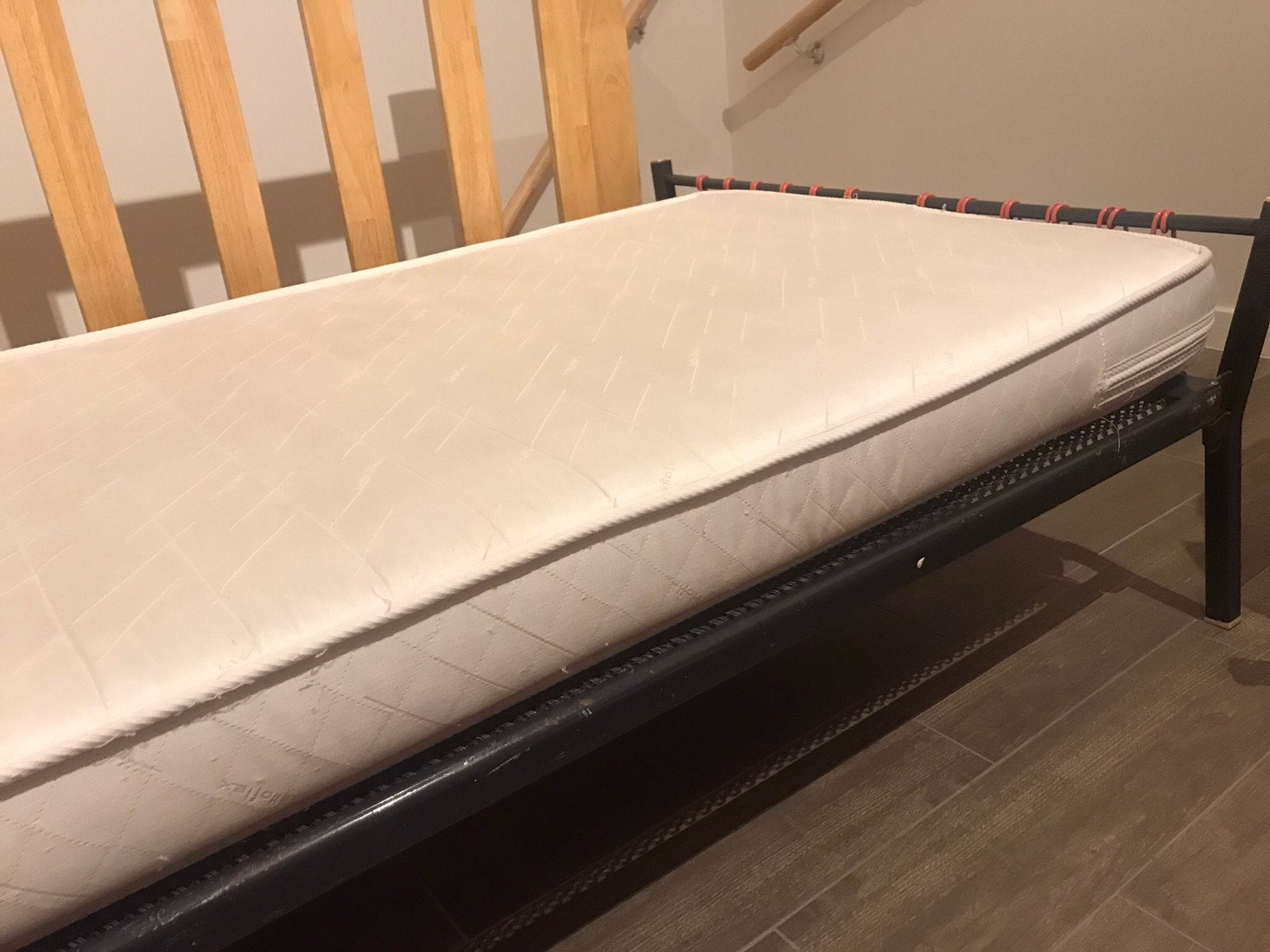 STEVİGE İJZEREN BED EN MATRAS İN GOEDE STAAT EN KWALİTEİT, Gebruikt, Eenpersoons, Ophalen of Verzenden, 80 cm