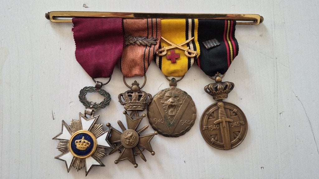 Ensemble de 4 décorations militaires belges, Enlèvement
