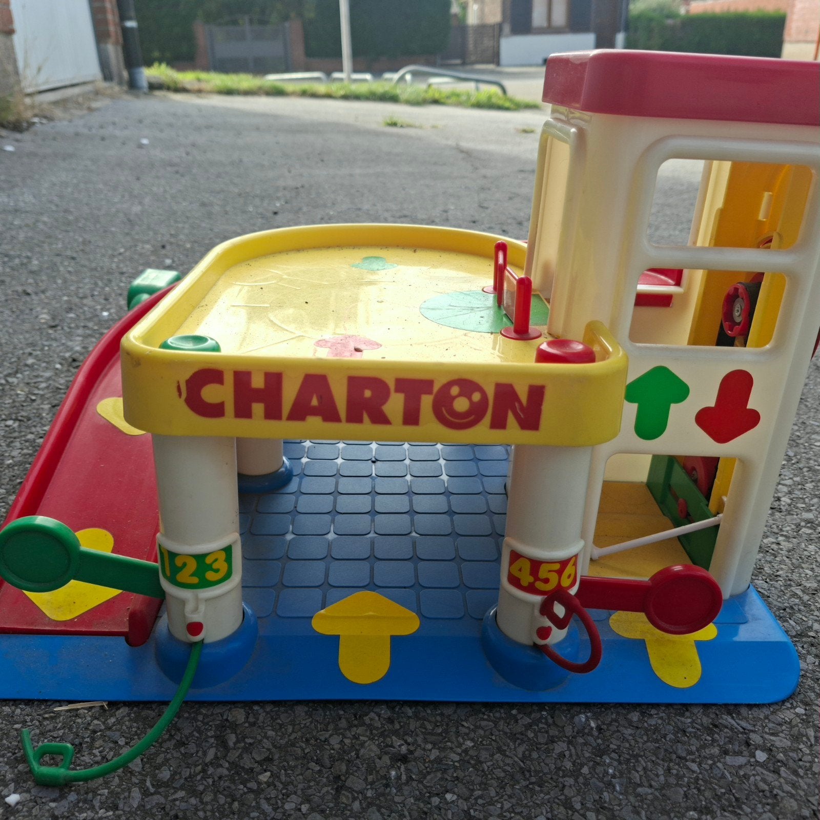 garage voiture avec panneaux de circulation, Enlèvement