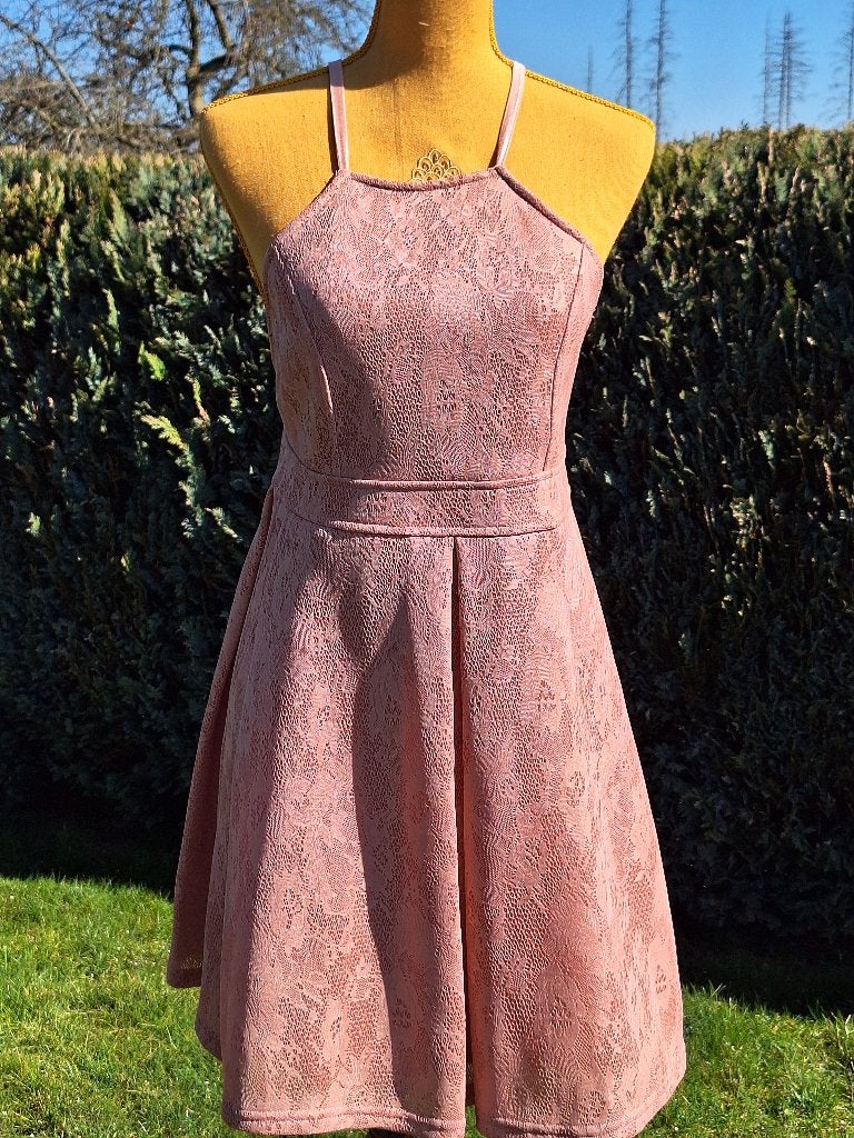 Elégante robe habillée en dentelle  TFNC London  taille 38, Enlèvement ou Envoi, Comme neuf, Taille 38/40 (M), Rose