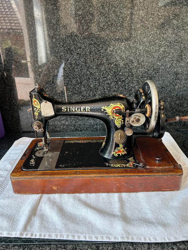 Antiek naaimachine 1851., Ophalen