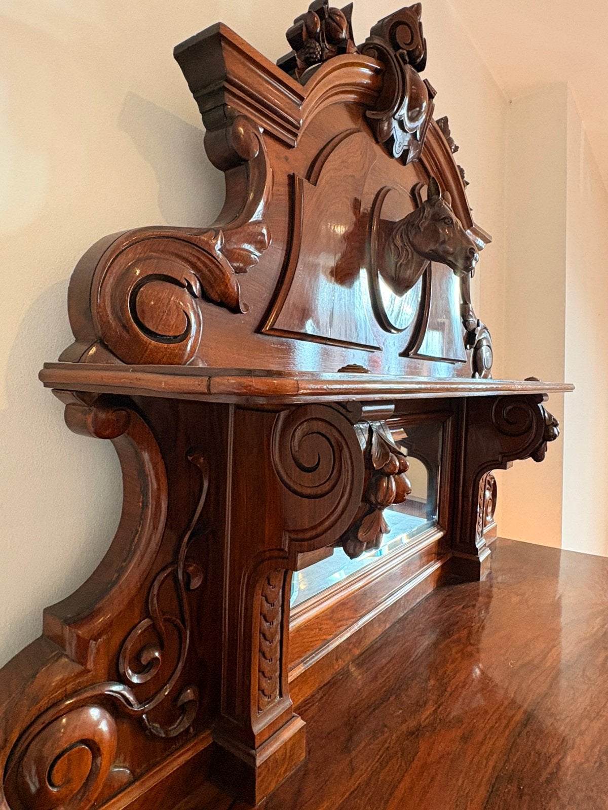 Buffet ancien avec miroir et sculptures — Noyer, Enlèvement