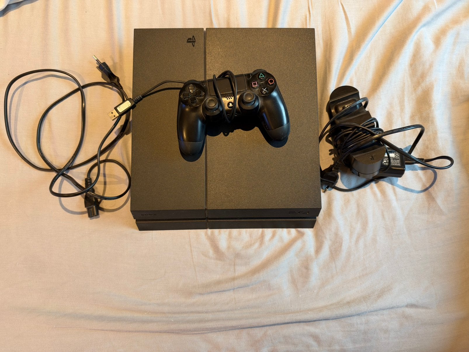 PlayStation 4 (PS4) met controller, laadstation en kabels, Games en Spelcomputers, 500 GB, Ophalen of Verzenden, Zo goed als nieuw
