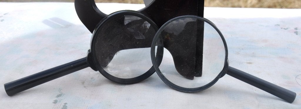 2 loupes a main tour plastique noir et gris, Ophalen of Verzenden, Gebruikt, Vergrootglas of Loep