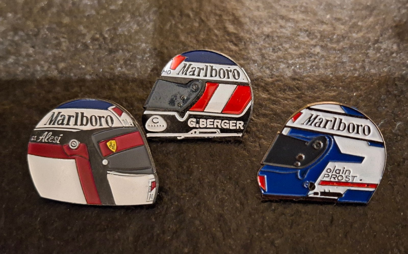lot de 3 épingles casques et pilotes de Formule 1 Prost Ales, Collections, Enlèvement ou Envoi, Comme neuf, Sport, Insigne ou Pin's