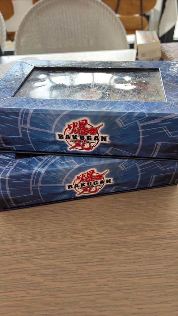 Twee dozen vol me bakugan kaarten, Ophalen, Zo goed als nieuw