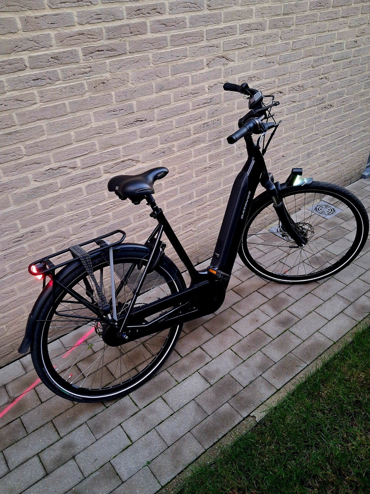 Vélo électrique Batavus Ego Finez pour femme noir brillant, 51 à 55 cm, Batavus, 50 km par batterie ou plus, Comme neuf