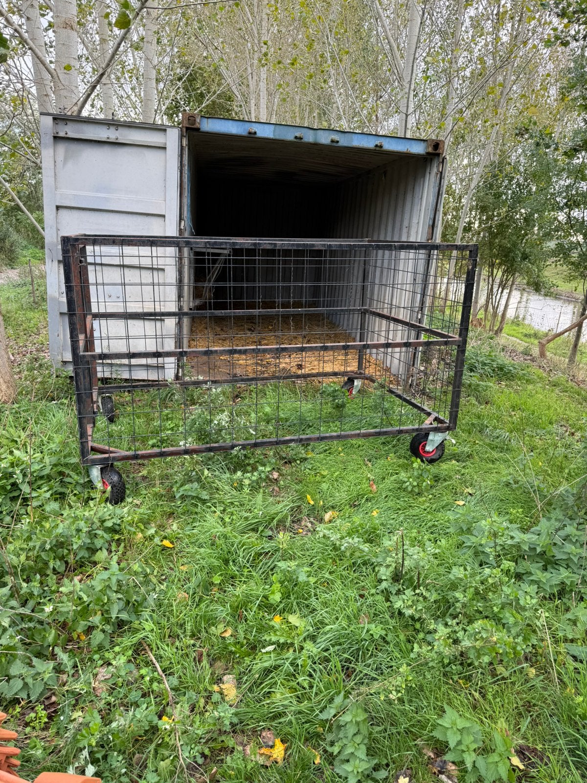 Te koop: verrijdbare dierenkooi met terreinwielen