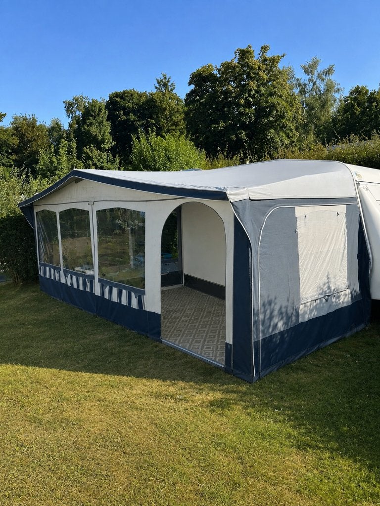 Hobby De Luxe 560 KFME – Voortent - 4 tot 6 slaapplaatsen, Caravans en Kamperen, Hobby, Treinzit, Particulier, Kachel
