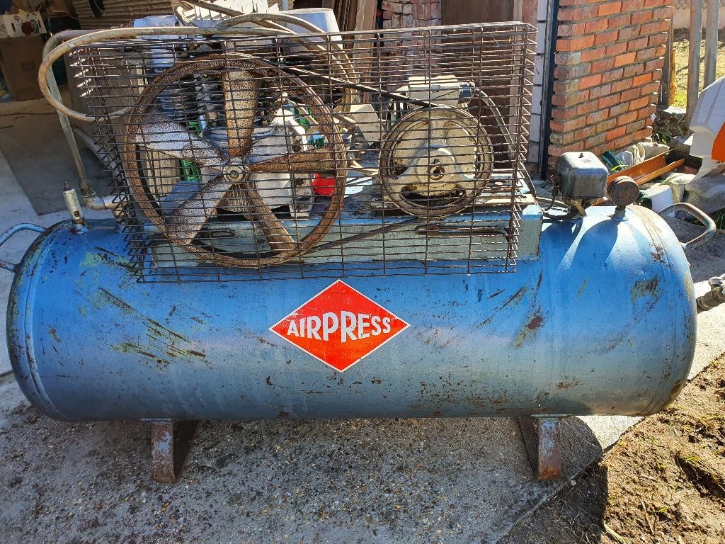 AIRPRESS Compressor K 300-600 14 bar 4 pk/3 kW 300 l tang, Doe-het-zelf en Bouw, Ophalen, Gebruikt, 400 tot 800 liter/min, Geluidgedempt