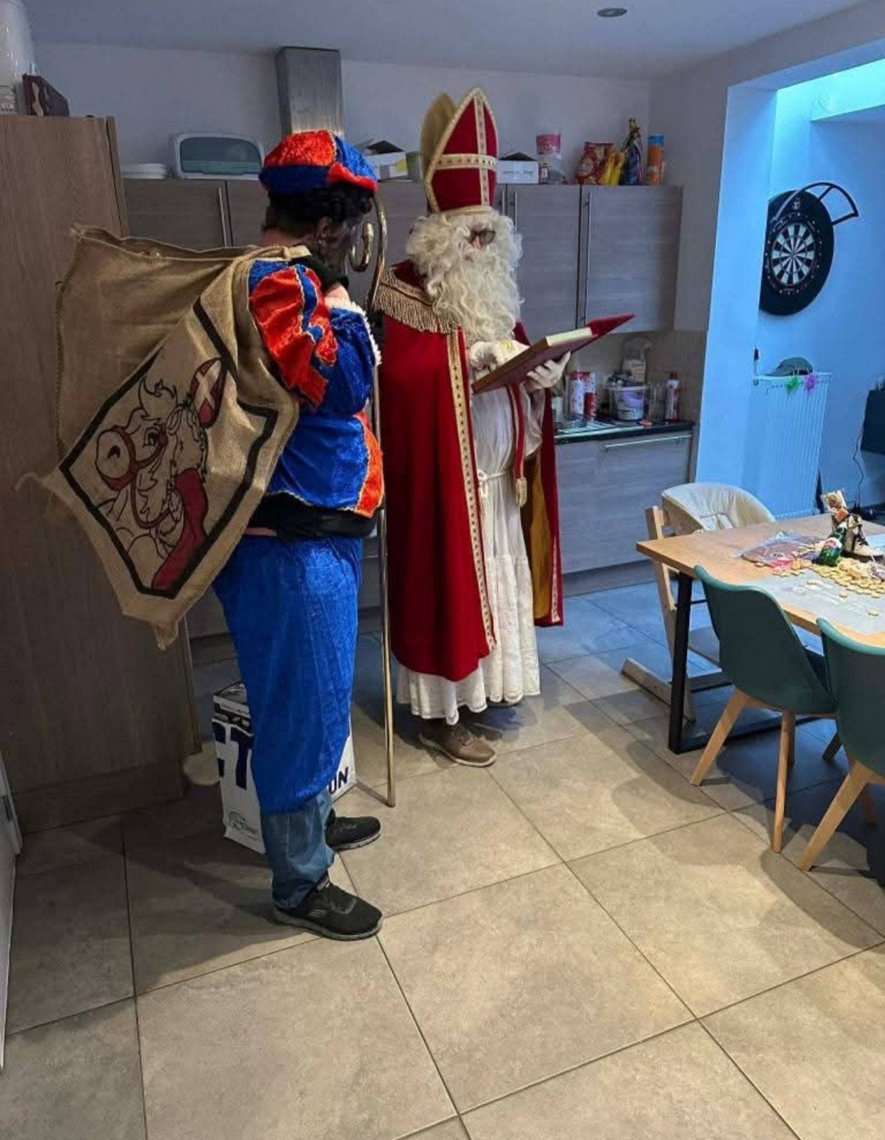 Sinterklaas kostuum, Diversen, Sinterklaas, Ophalen