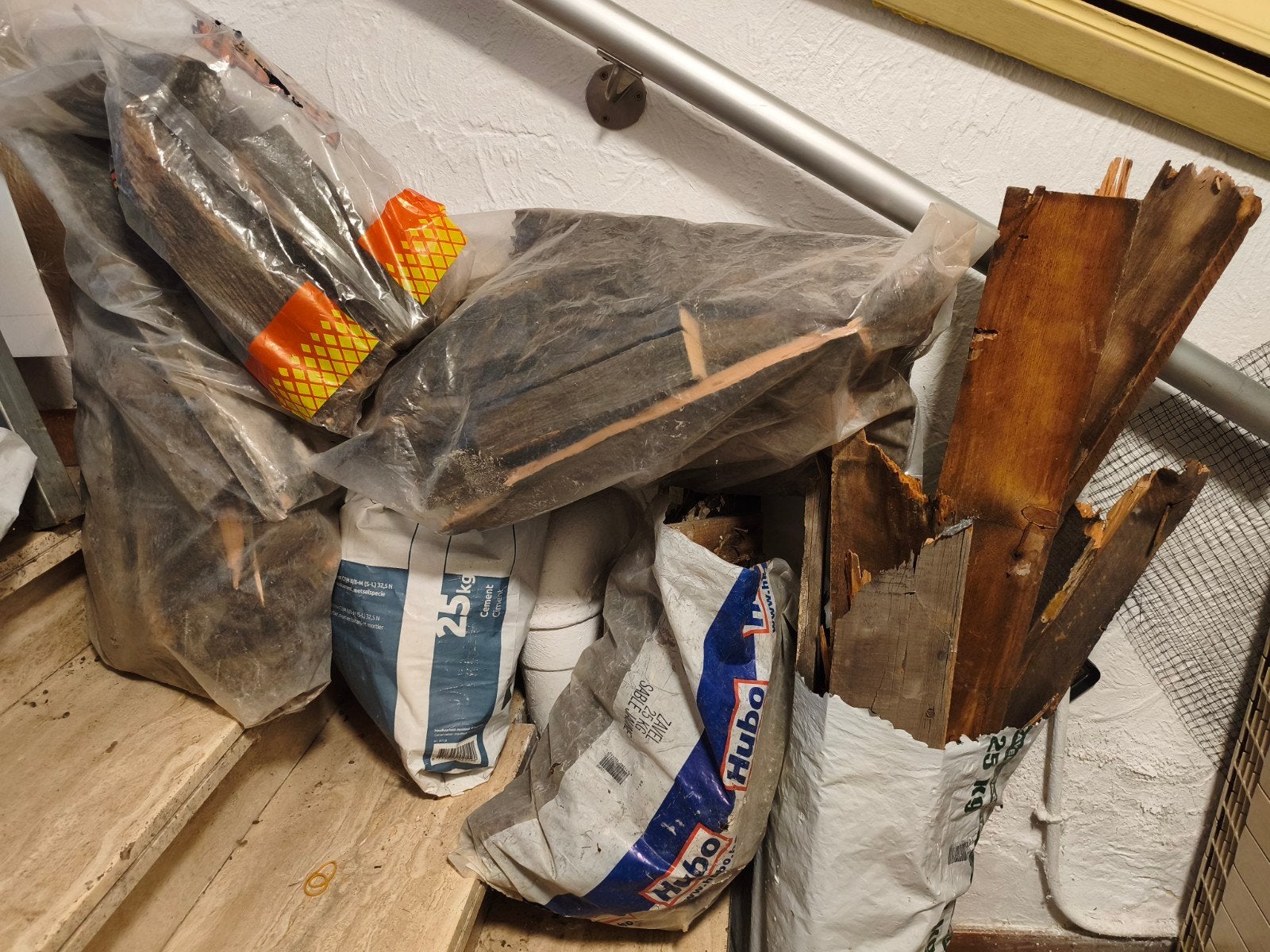 Brandhout: oud vol hout voor stoken, ook oude vloerplanken., Ophalen
