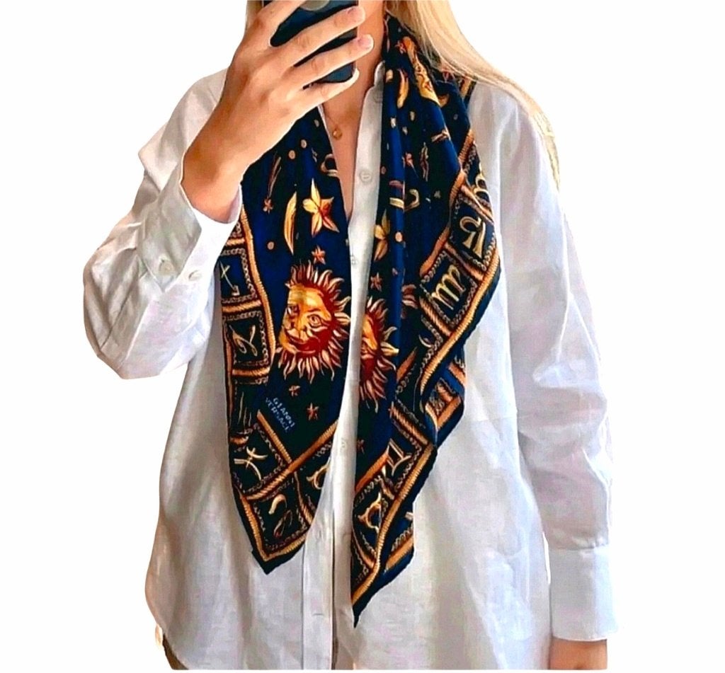 Foulard vintage en soie signé par Gianni Versace, Taille 38/40 (M), Enlèvement ou Envoi, Comme neuf, Versace