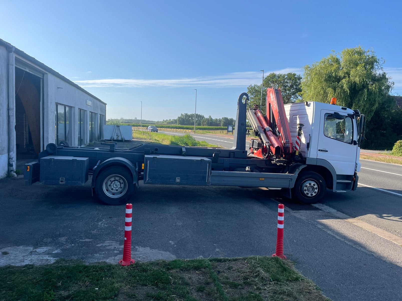 Vrachtwagen met containerhaak en kraan, Auto's, Vrachtwagens, Achterwielaandrijving, Wit, Mercedes-Benz, Grijs