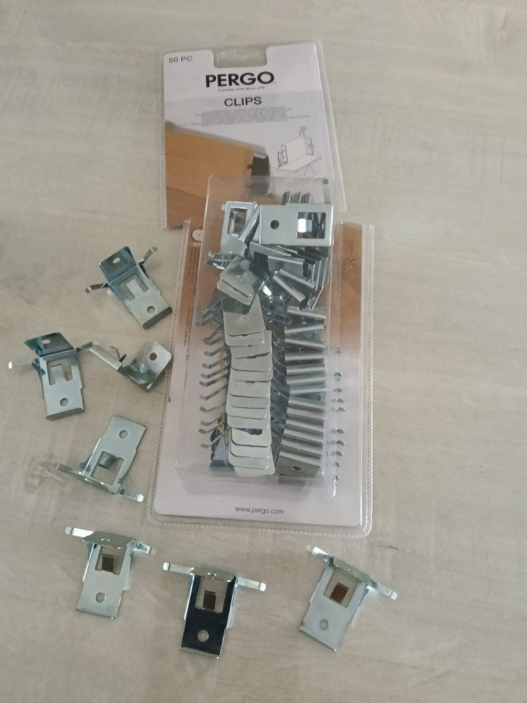 Clips de montage Pergo, plinthes, 1 boîte, NOUVEAU, Bricolage & Construction, Enlèvement ou Envoi, Neuf, Autres matériaux, Plinthes