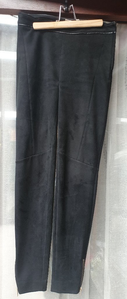 Zwarte fluweelachtige broek van H&M maat 34, Kleding | Dames, Broeken en Pantalons, H&M, Zwart, Ophalen of Verzenden, Maat 34 (XS) of kleiner