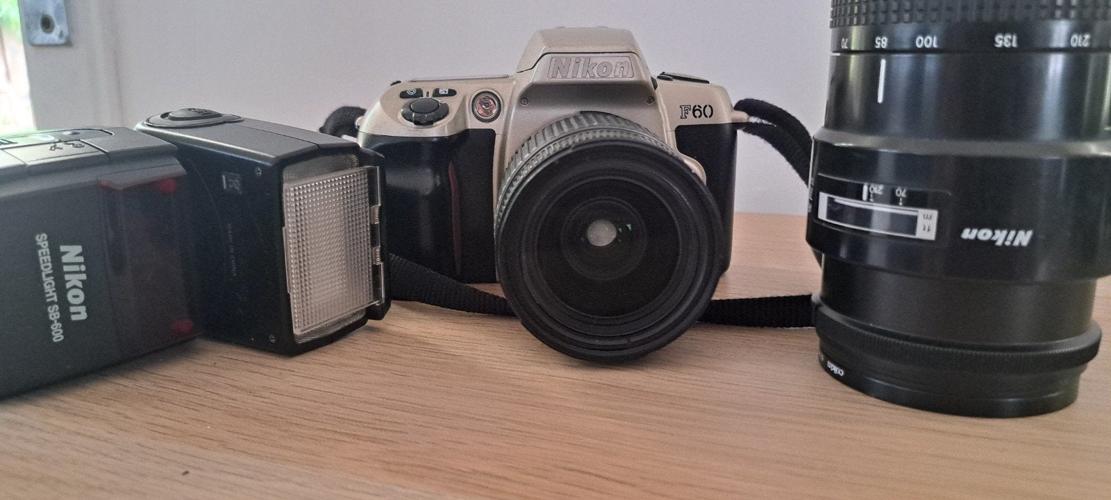 boîtier F60 avec 2 optiques et flash, Audio, Tv en Foto, Ophalen, Nikon