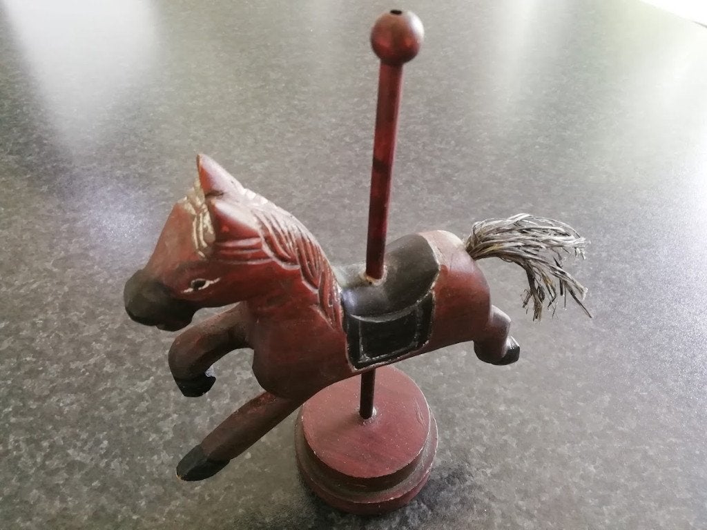 Houten paardje op sokkeltje, Antiek en Kunst, Ophalen of Verzenden
