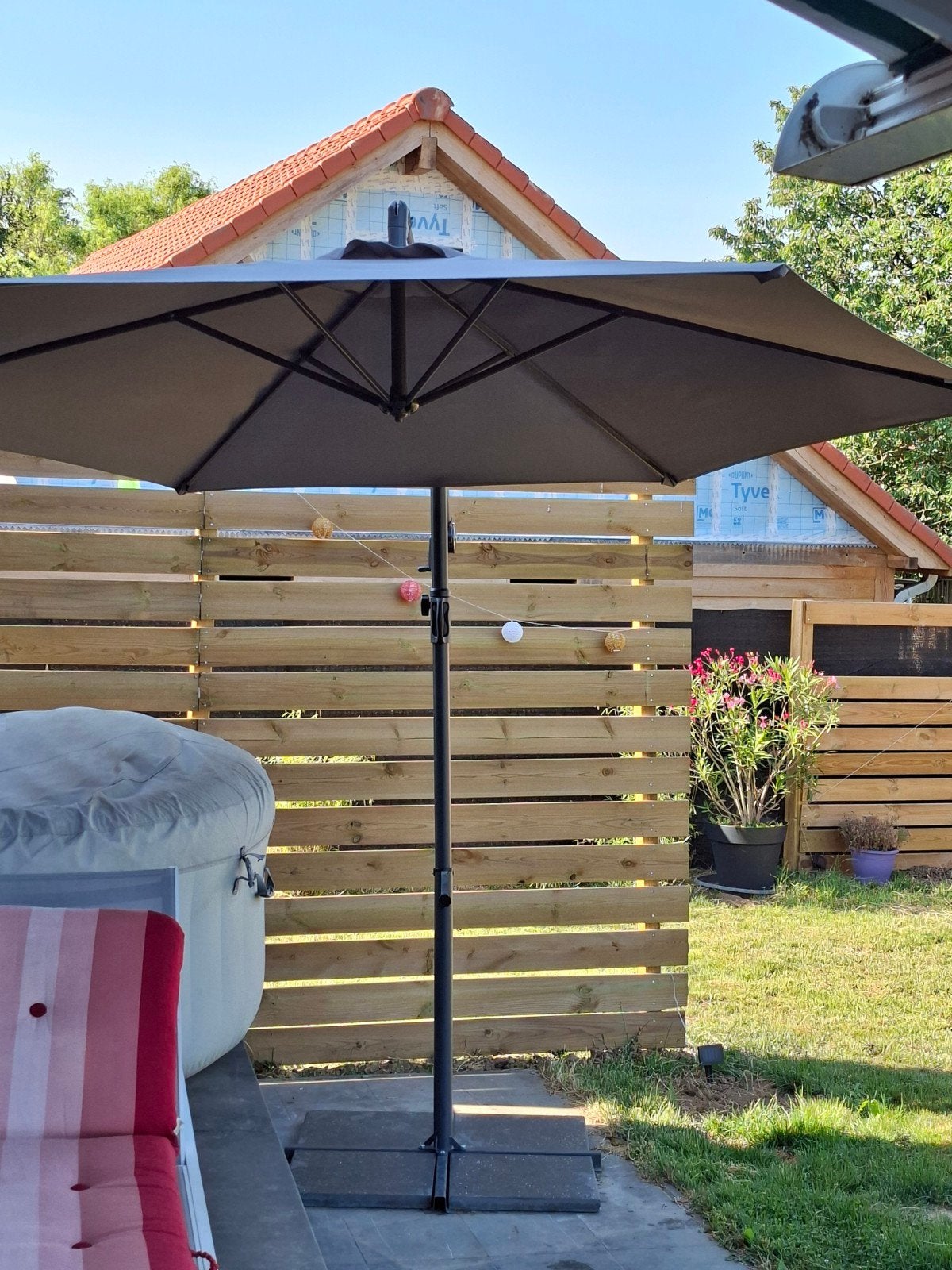 parasol flottant gris avec base en carrelage comme neuf, Jardin & Terrasse, Parasols, Enlèvement, Parasol flottant