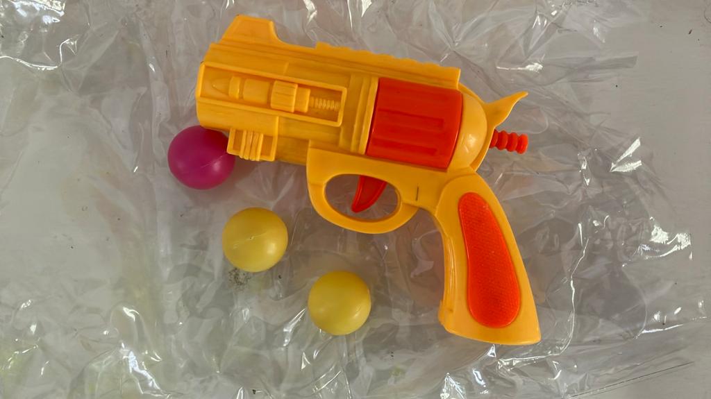 Petit pistolet en plastique + 3 balles, Enlèvement ou Envoi, Comme neuf