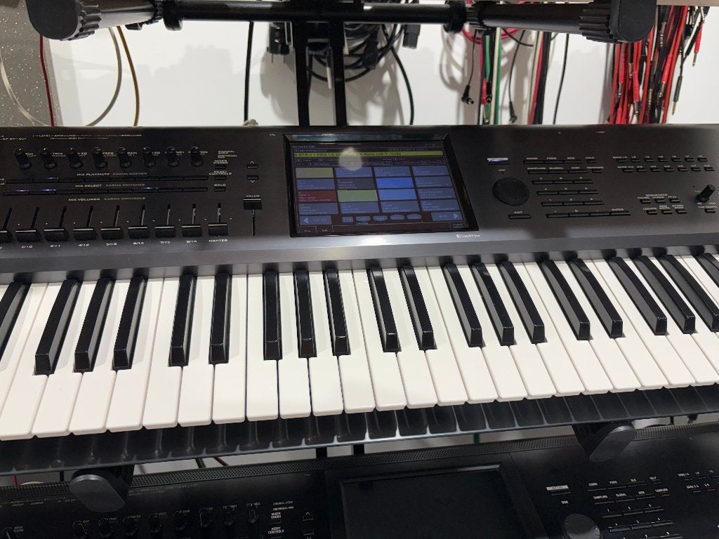 Korg Kronos 61 V1 workstation met flightcase + stand, Musique & Instruments, 61 touches, Korg, Avec valise ou flightcase, Comme neuf