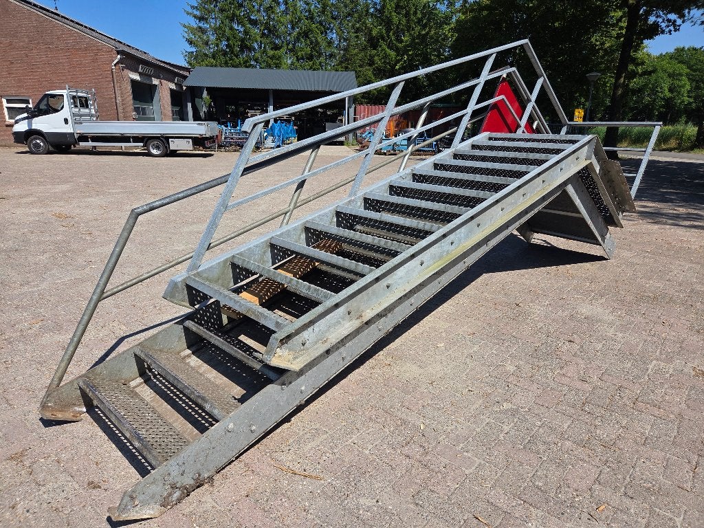 2 x gegalvaniseerde ijzeren trap met leuning en plateau, Doe-het-zelf en Bouw, Ophalen, Zo goed als nieuw