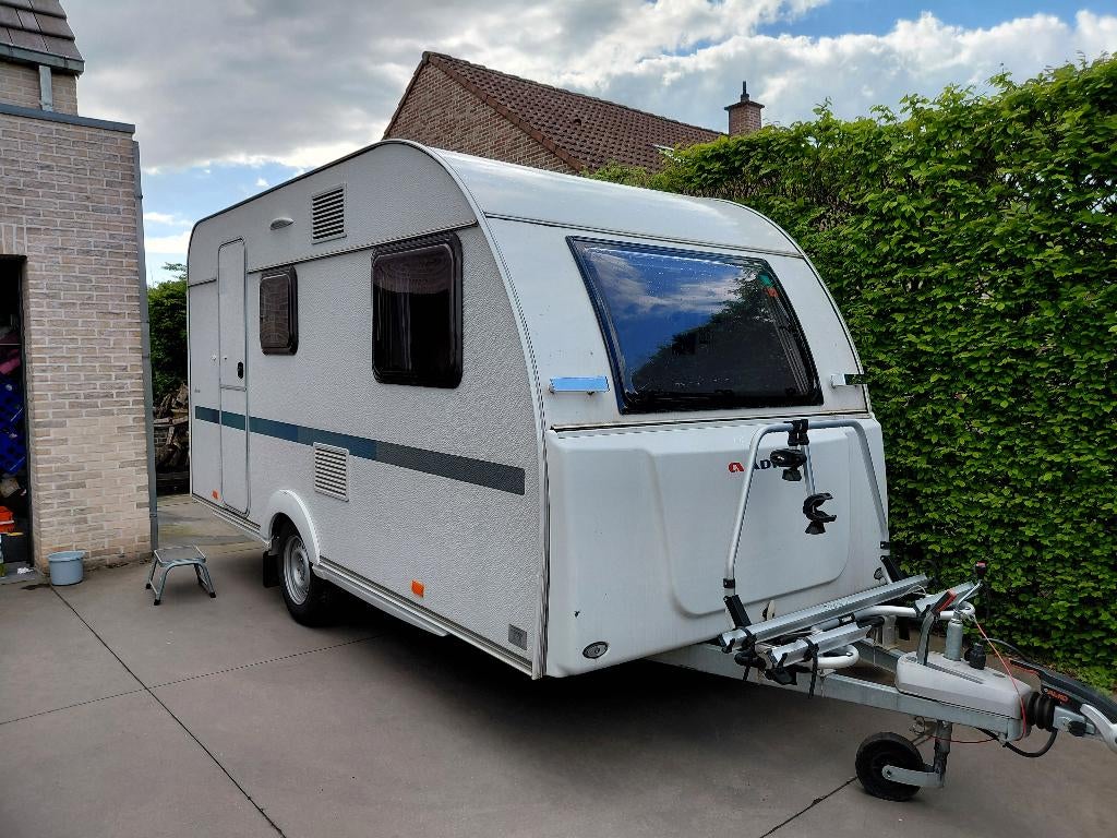 ADRIA Aviva 400DK Stapelbed, 2022, Caravanes & Camping, Caravanes, Particulier, jusqu'à 5, 750 - 1000 kg, Siège de train, Adria