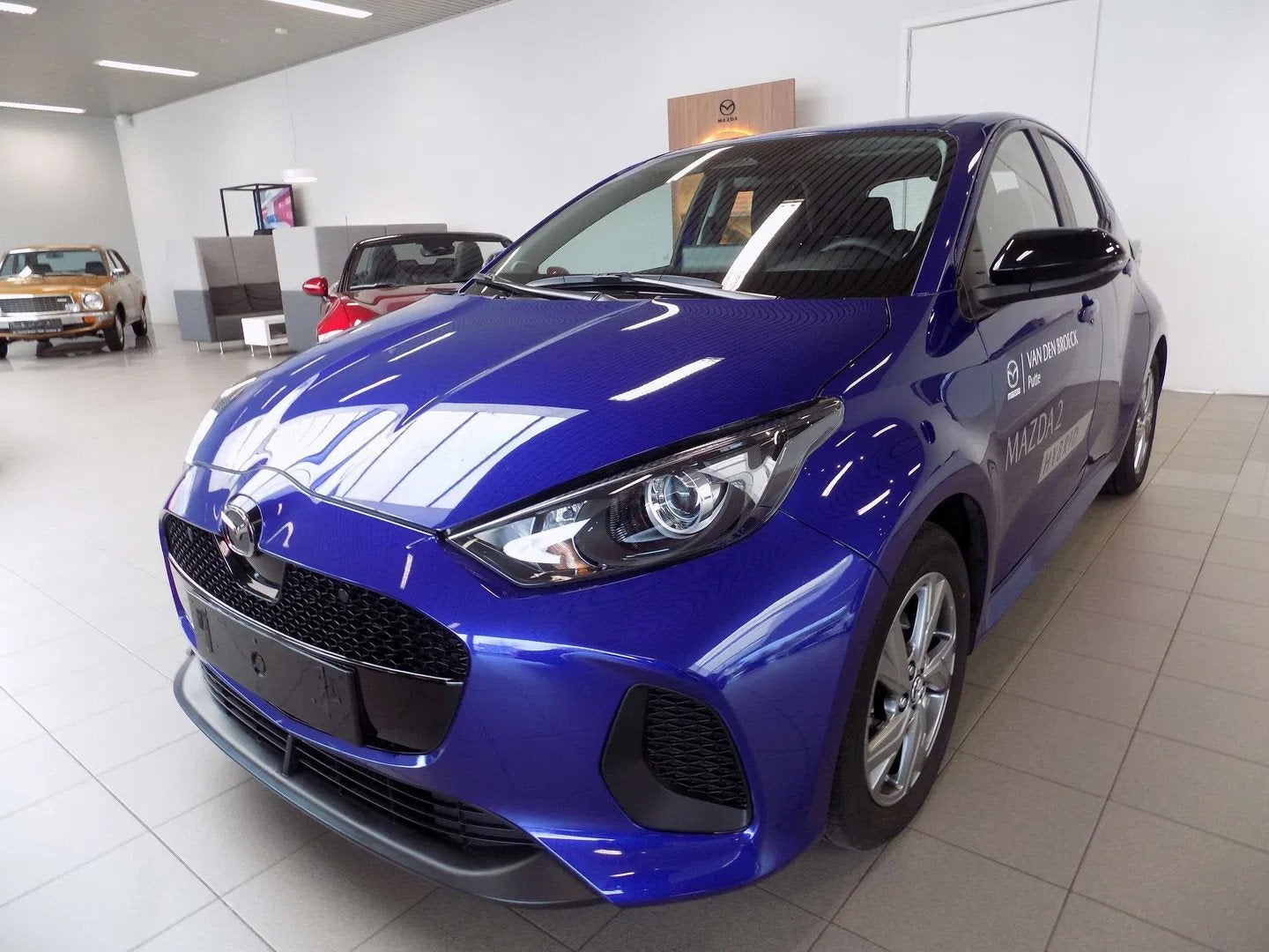 Mazda 2 1.5L Hybrid Exclusive-line Automaat! (bj 2025), Auto's, Automaat, Stof, Gebruikt, Zwart
