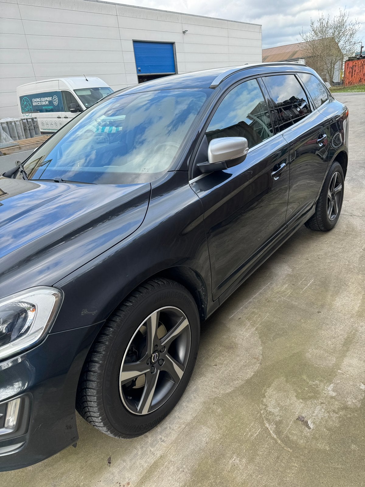 VOLVO XC60 R-design 2016, Auto's, Dealer onderhouden, 4 cilinders, 1969 cc, Blauw