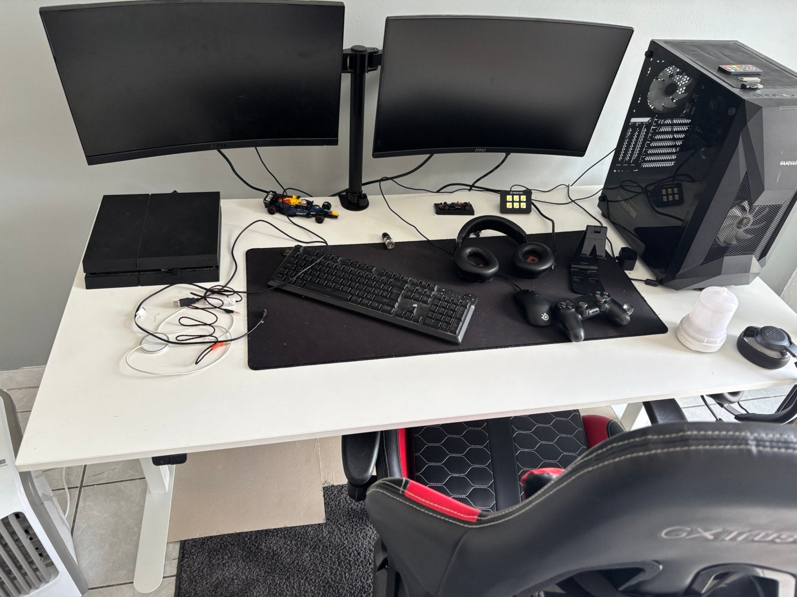 Gaming bureau verstel baar in hoogte automatisch, Gebruikt, 32 GB, Gaming, SSD