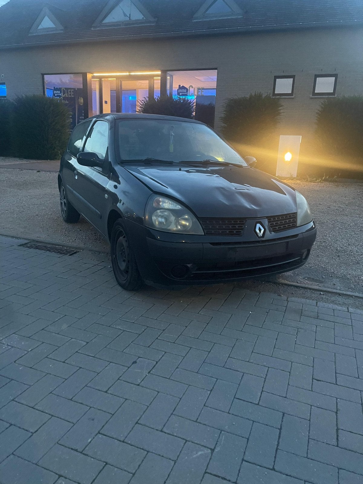 Renault Clio 1.2i benzine start en rijdt 265.000km, Auto's, Renault, Voorwielaandrijving, Stof, Zwart, Zwart