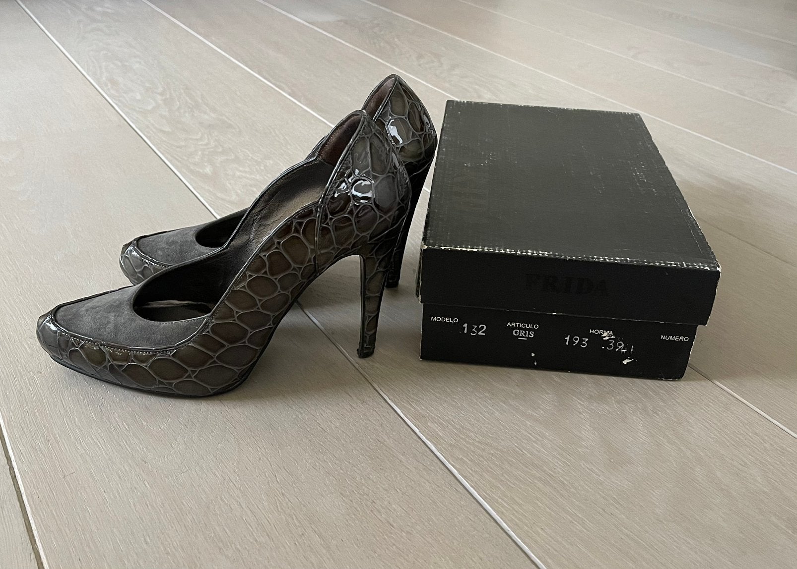 Hakken Frida, Pumps, Ophalen of Verzenden, Zo goed als nieuw, Grijs