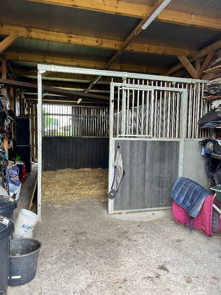 Stalwanden - paardenstallen, Stalling, 2 of 3 paarden of pony's