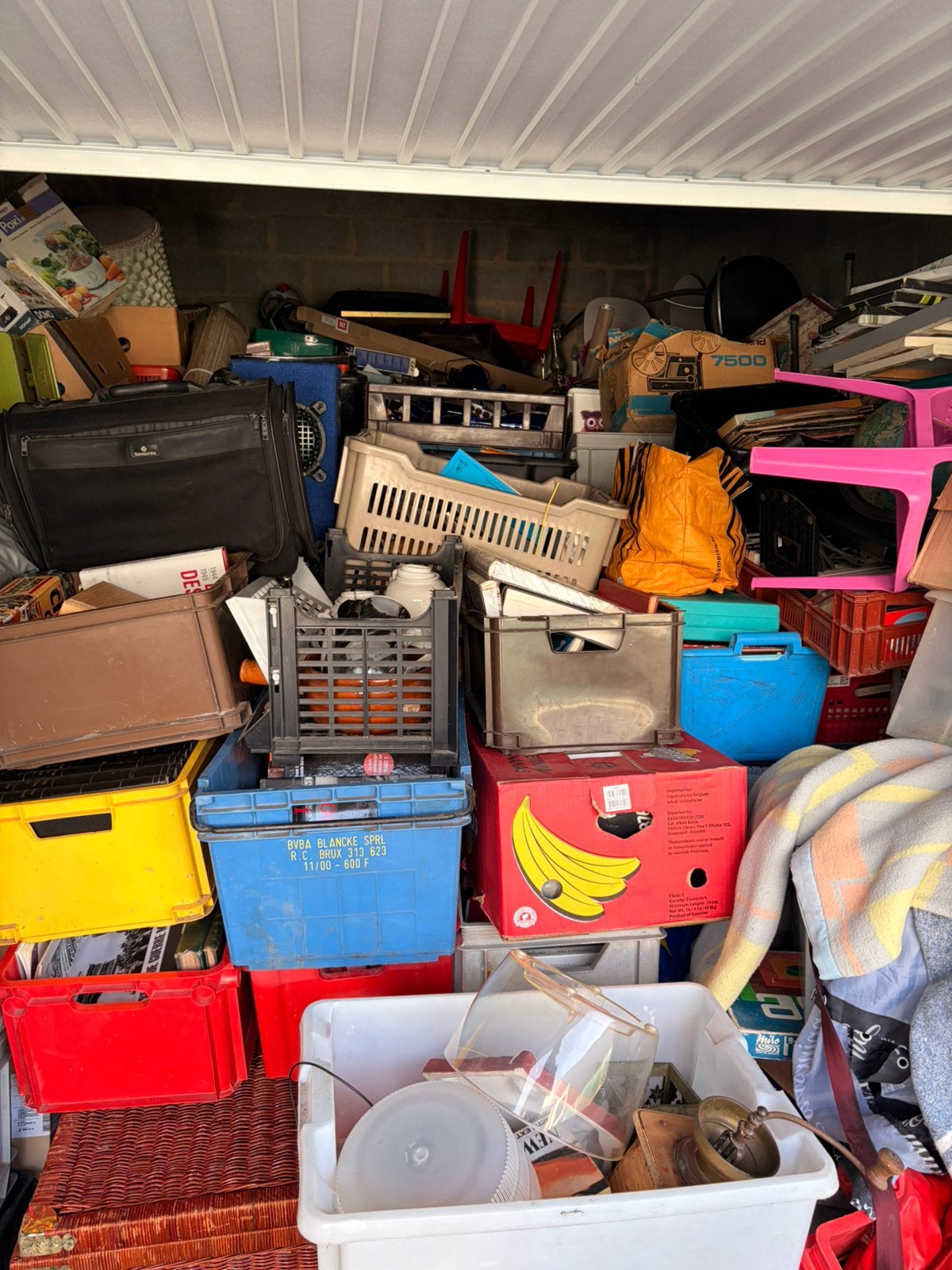ÉNORME LOT BROCANTE CENTAINES DE CAISSES –FAITES VOTRE OFFRE