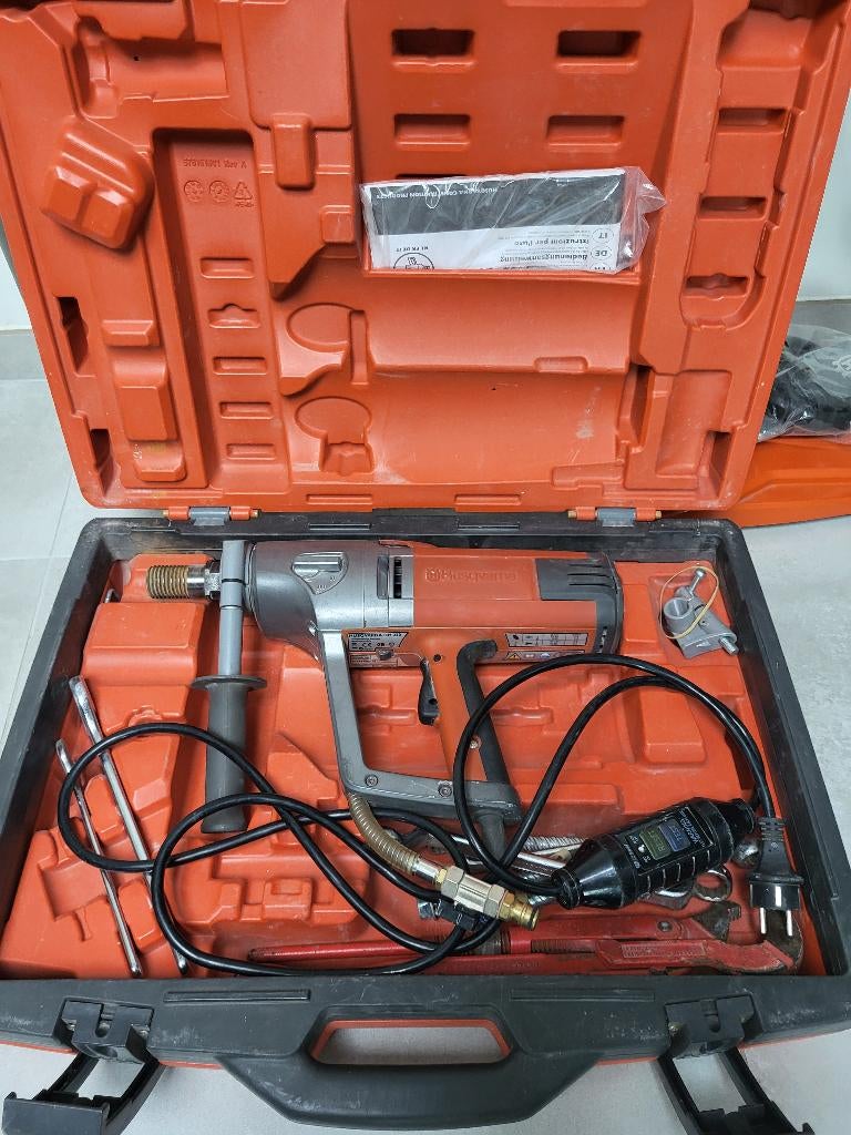 Diamantboormachine, Doe-het-zelf en Bouw, Gereedschap | Boormachines, Ophalen, Zo goed als nieuw, 600 watt of meer, Boormachine