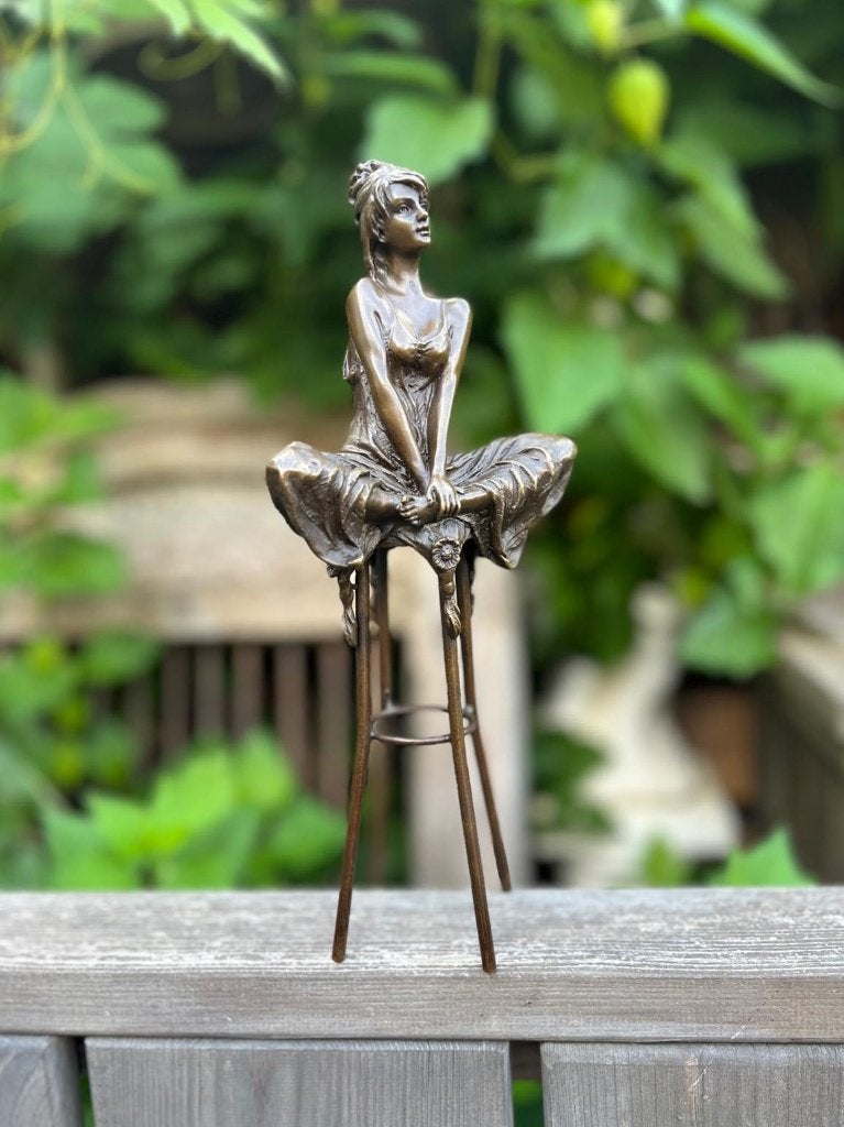 Bronzen beeld elegante vrouw op stoel, Collections, Statues & Figurines, Envoi, Neuf, Humain
