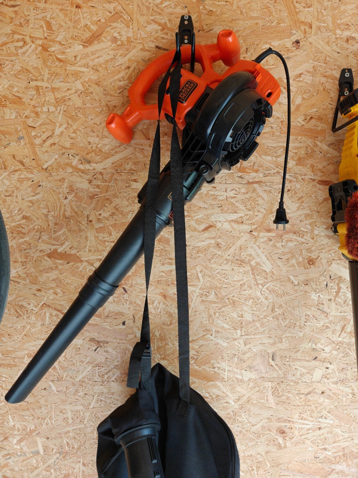 BLACK+DECKER 2600W Bladblazer - BEBLV260-QS, Tuin en Terras, Bladblazers, Ophalen, Met opvangzak, Zo goed als nieuw, Elektrisch