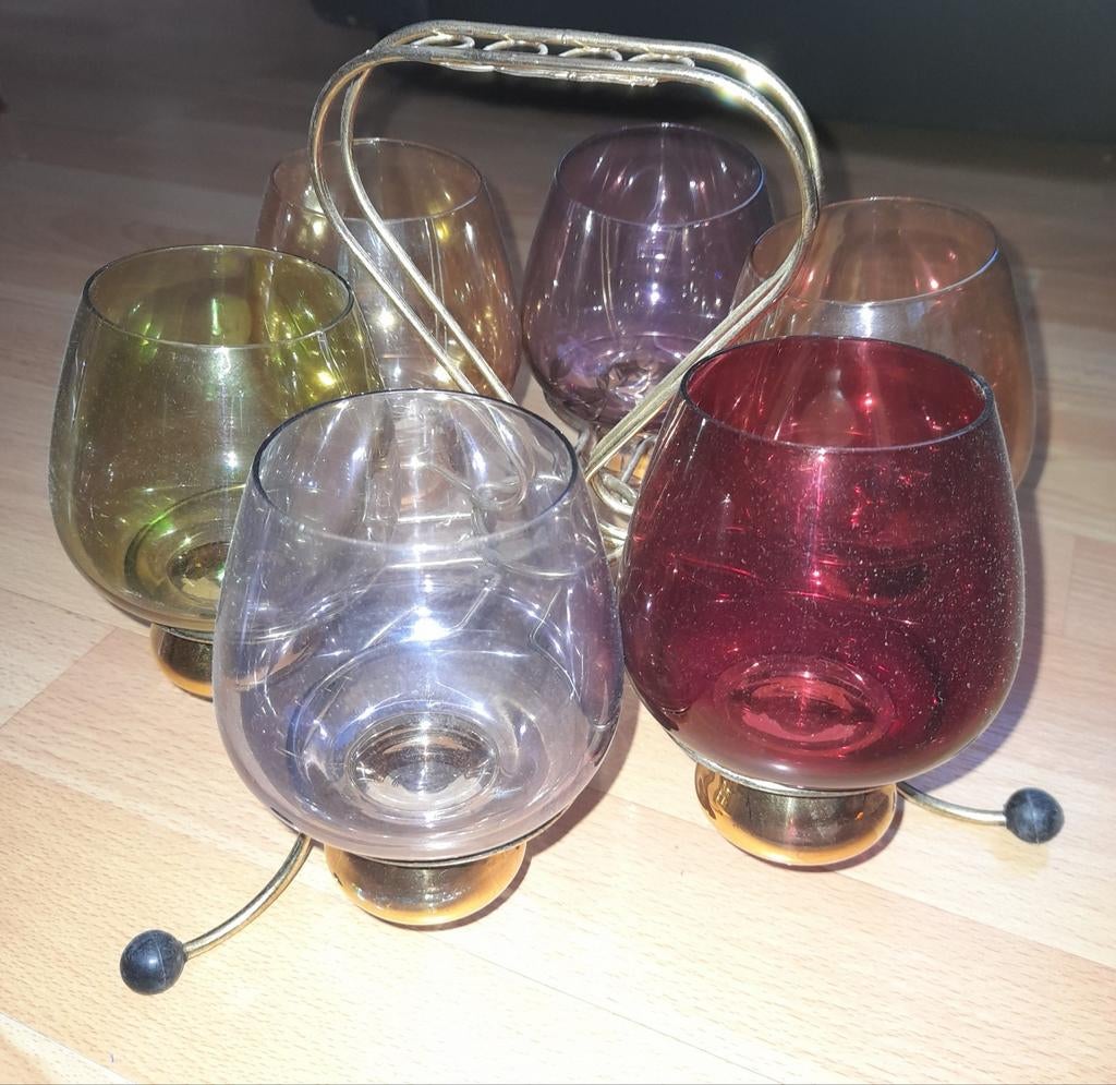Verres colorés vintage sur présentoir, Enlèvement, Utilisé