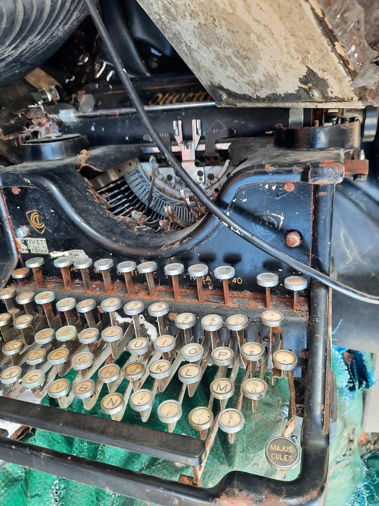 Oude typmachine olivetti M40 jaren 1930, Enlèvement