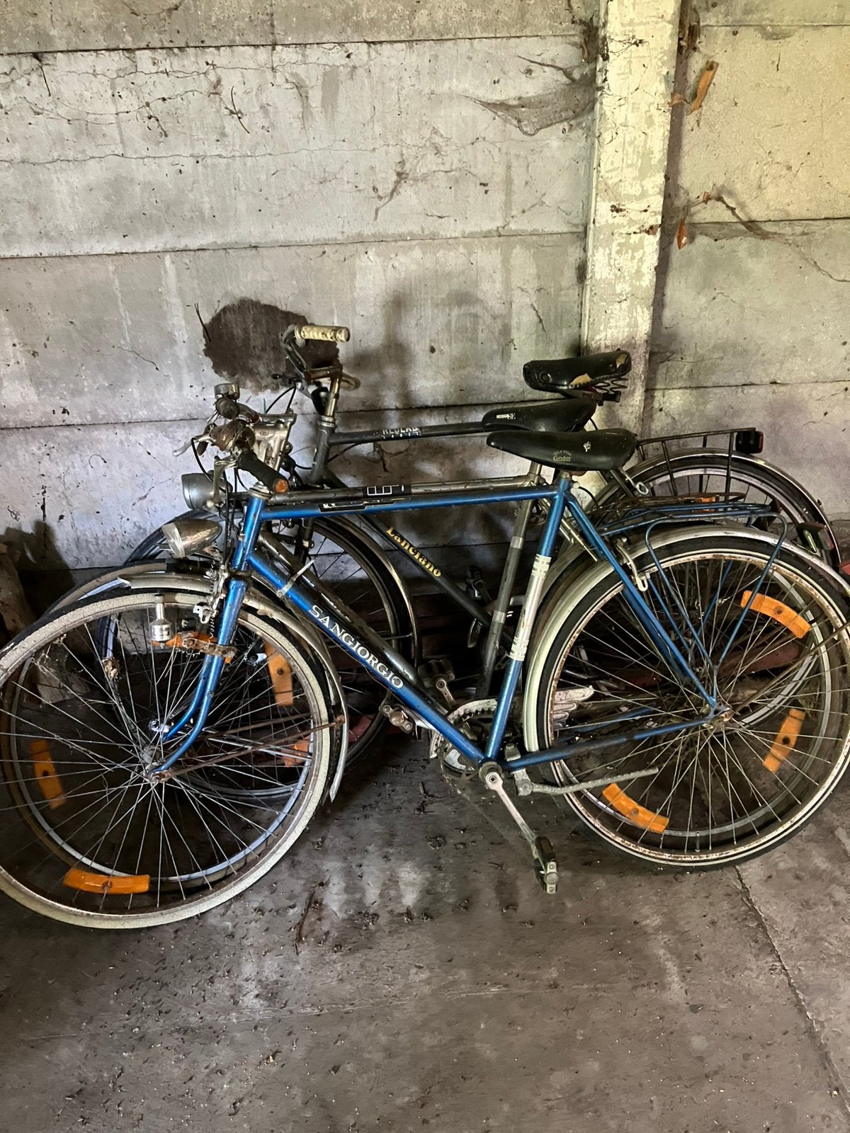 3 oude herenfietsen, Enlèvement