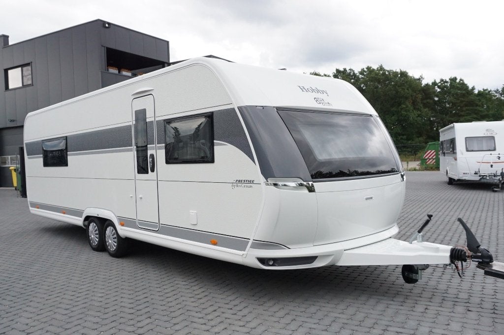 Nieuwe 4pers.Hobby met queens bed, Dubbelasser, Caravans en Kamperen, Caravans, Hobby, Koelkast, Bedrijf, Tot en met 4