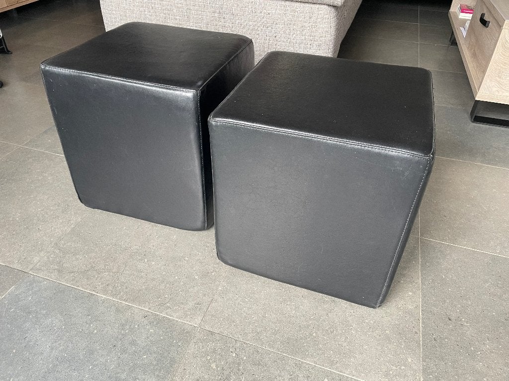 2 zwarte lederen poefs, Maison & Meubles, Enlèvement, Moins de 50 cm, Cuir, Carré