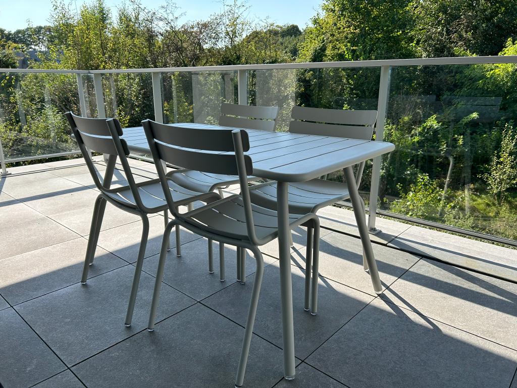 MEUBLE JARDIN FERMOB LUXEMBOURG Gris Argile 1499€, Chaise, Salons de jardin, Aluminium, Comme neuf