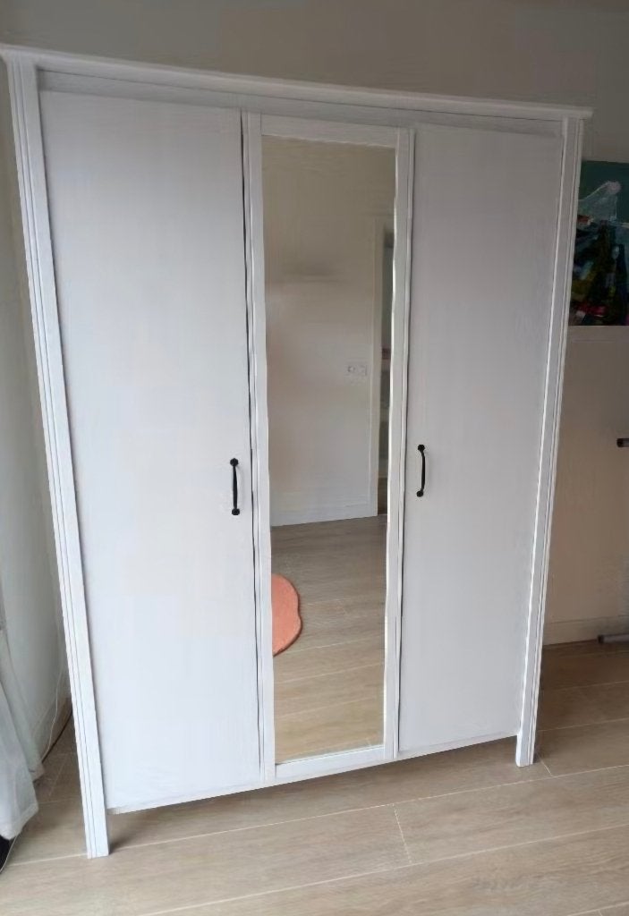 GEZOCHT kleerkast Brusali, 25 à 50 cm, Comme neuf, 100 à 150 cm, Avec porte(s)
