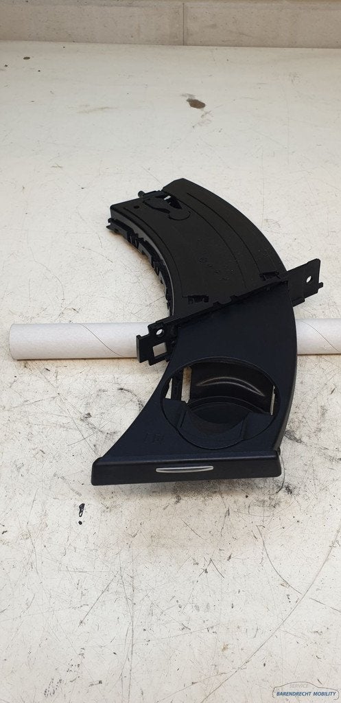Porte-gobelet BMW S rie 3 E90 E91 E92 E93 E9x, c t conducteu, Petuelring 130
80788  Munich, DE, Info@bmw.de, Utilisé, BMW