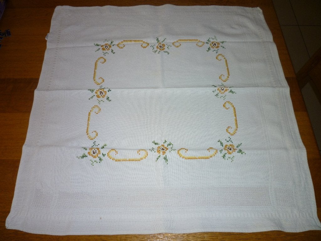 10. Nappe ancienne carrée brodée à la main – 7070 cm, Tafelkleed, Ophalen of Verzenden, Zo goed als nieuw, Geel