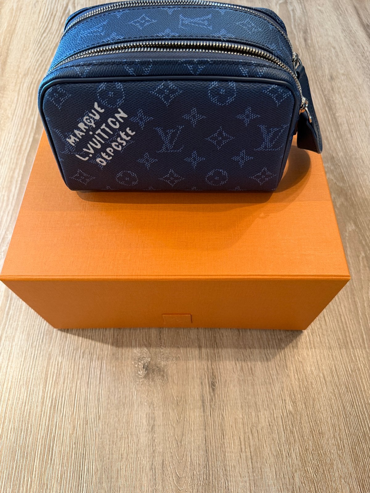 Louis Vuitton Mini Dopp Kitt, Handtassen en Accessoires, Toilettassen, Ophalen, Nieuw