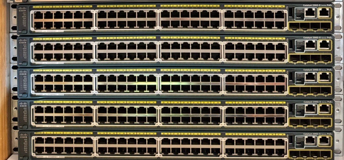 Cisco switch POE et non POE -24 ou 48 ports -reconditionnés, Computers en Software, Ophalen of Verzenden, Zo goed als nieuw