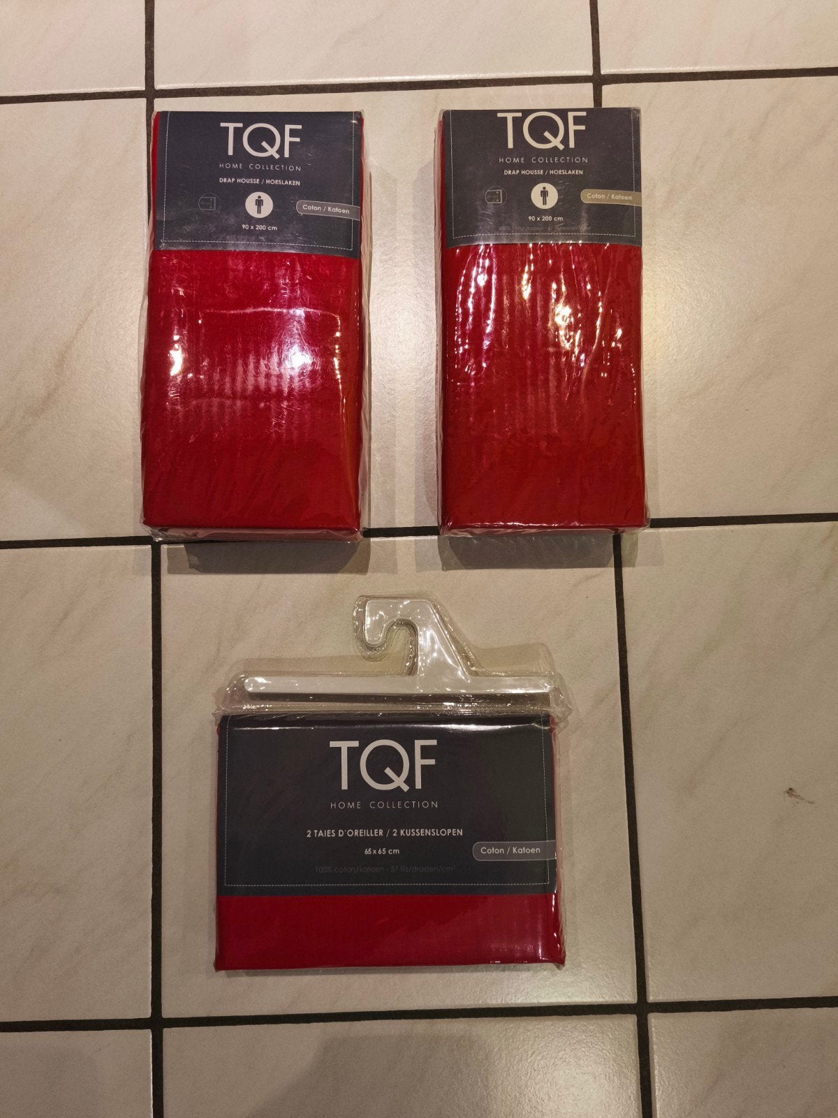 Lot de 2 draps housses 90x200 + 2 taies d'oreiller rouge.
Ve, Enlèvement